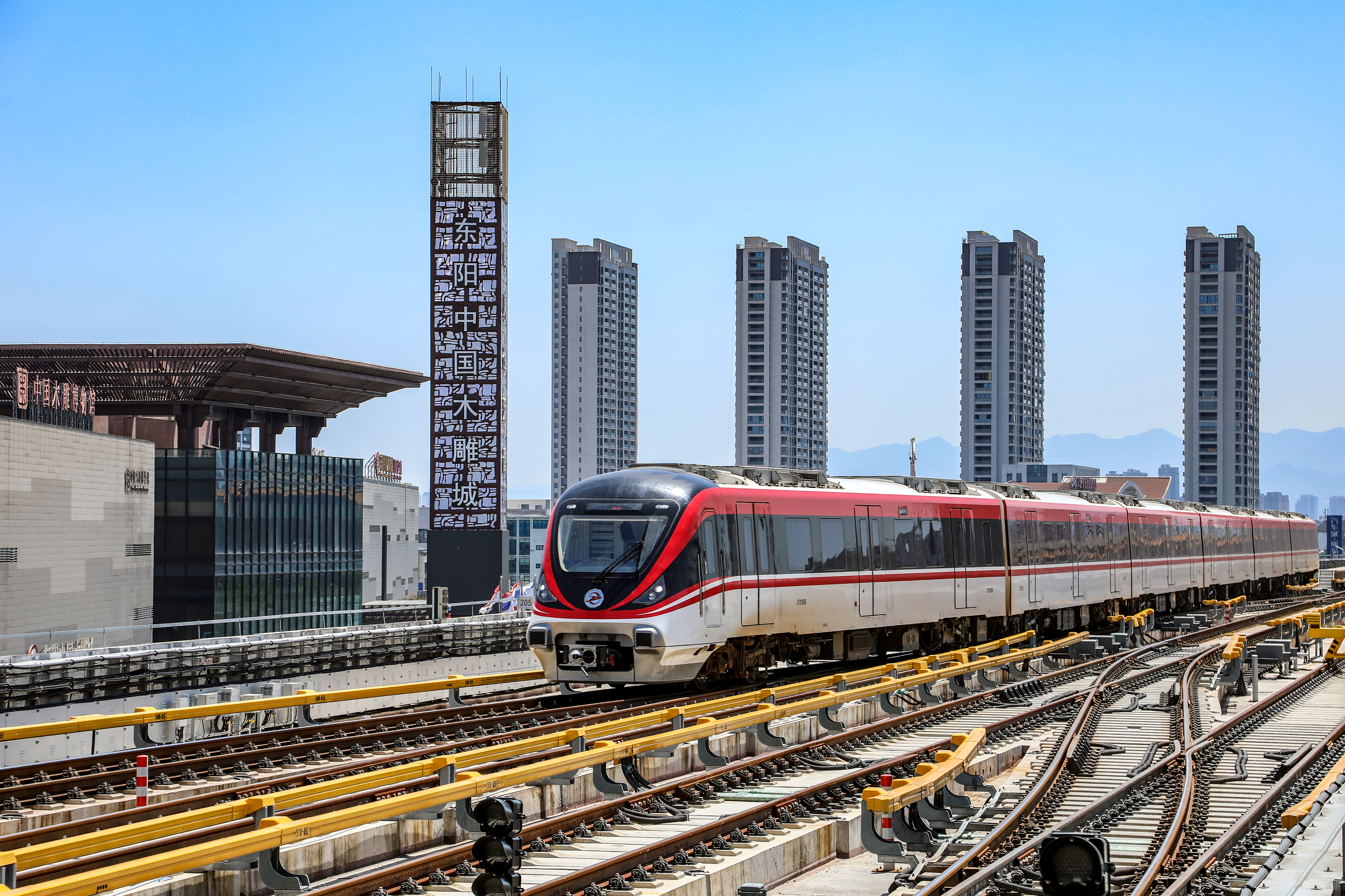 電動(dòng)客車開進(jìn)中國木雕城   攝于木雕城站   趙光錠.jpg